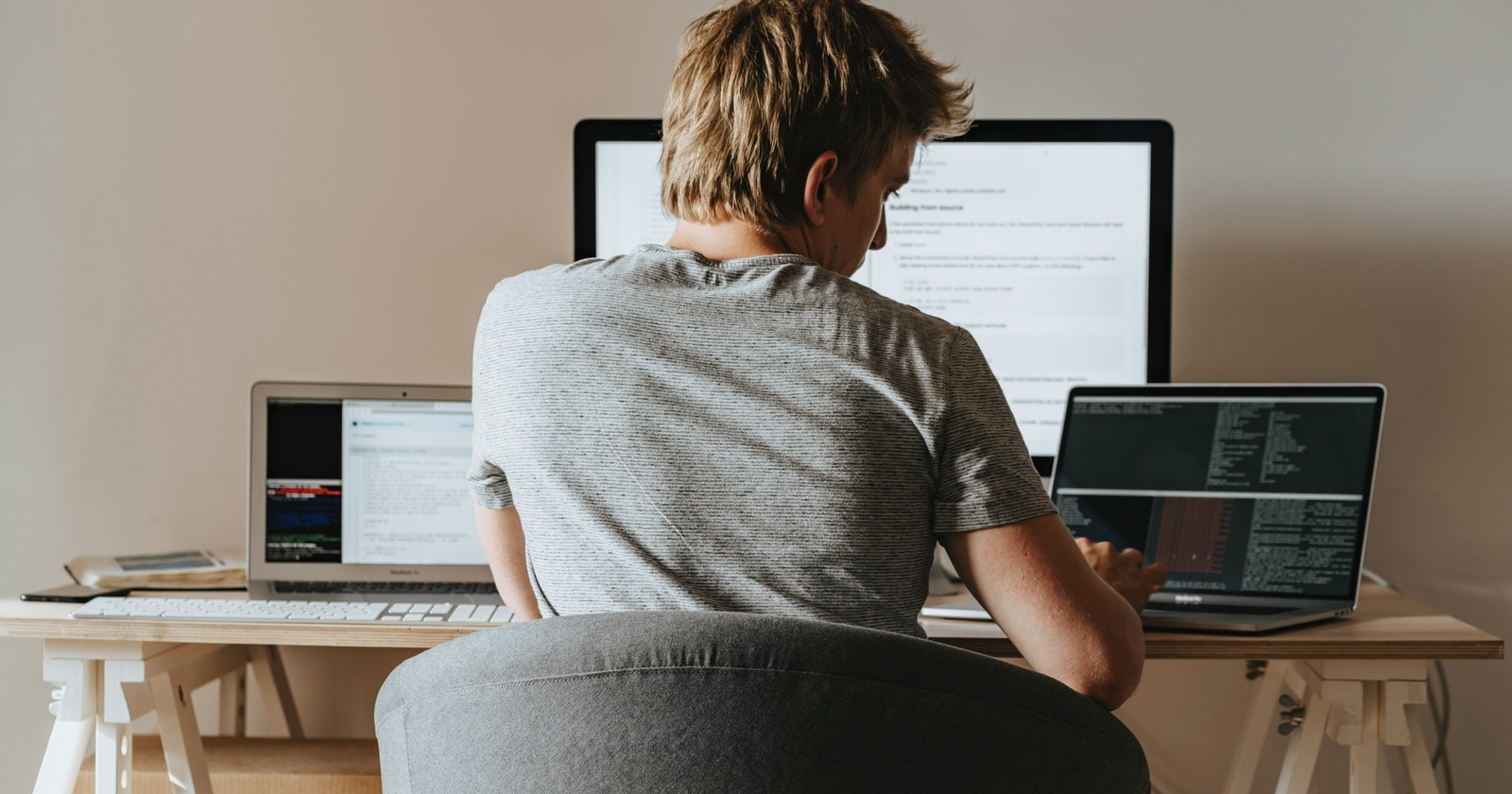 молодой инженер, работающий над алгоритмом на ПК