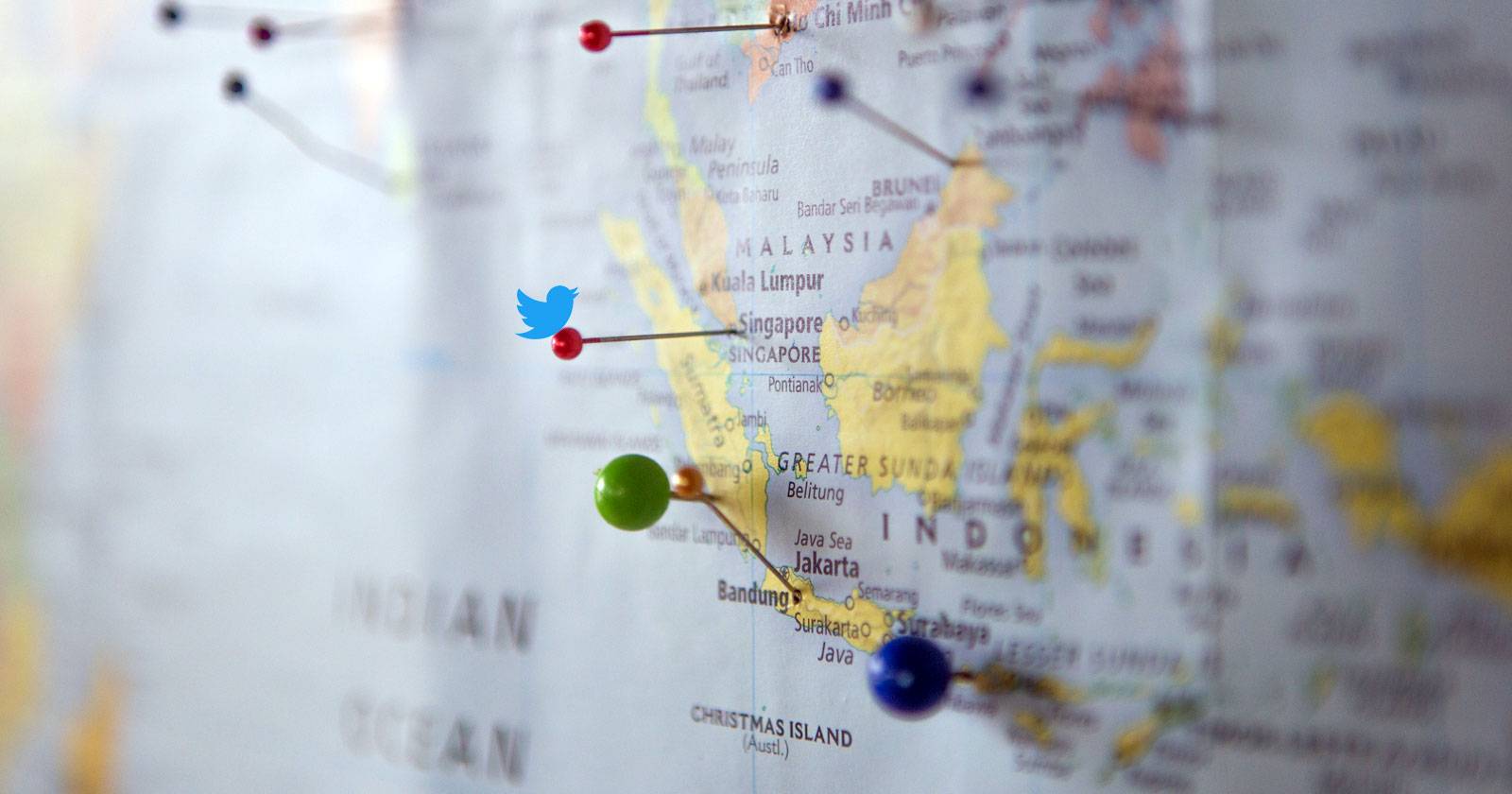 Логотип Twitter на карте мира