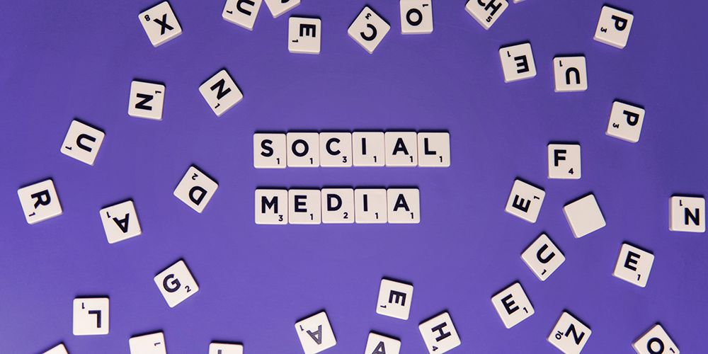 Сет доски из фишек с надписью Social Media