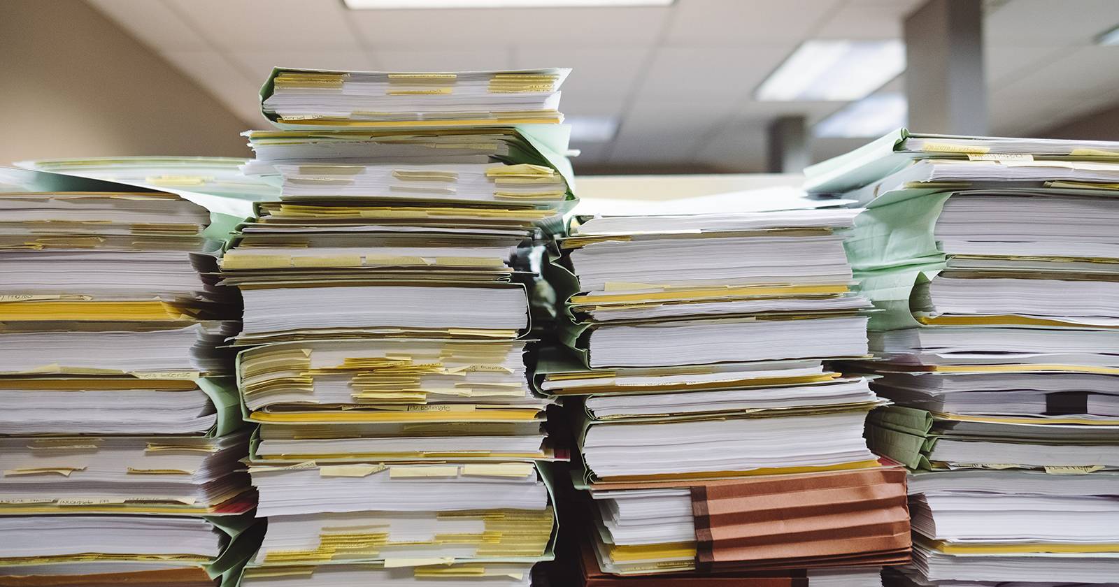 Четыре стопки документов из разных проектов