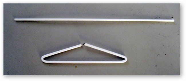 Использование отрезков вешалки для подставок под вентилятор