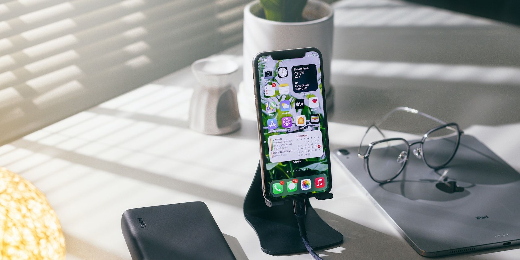 iPhone в подставке подключён к пауэрбанку