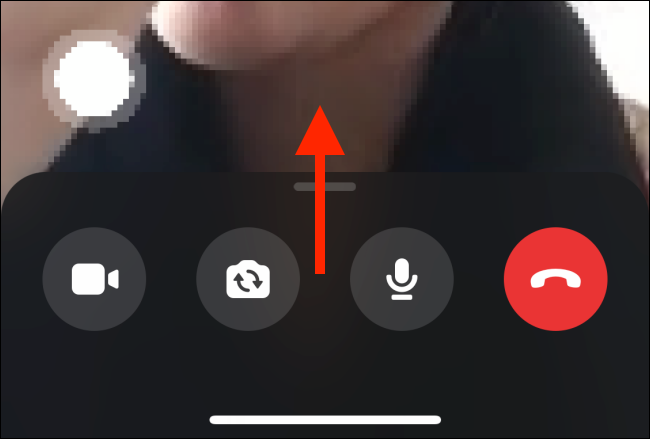 Проведите вверх во время звонка Messenger на iPhone