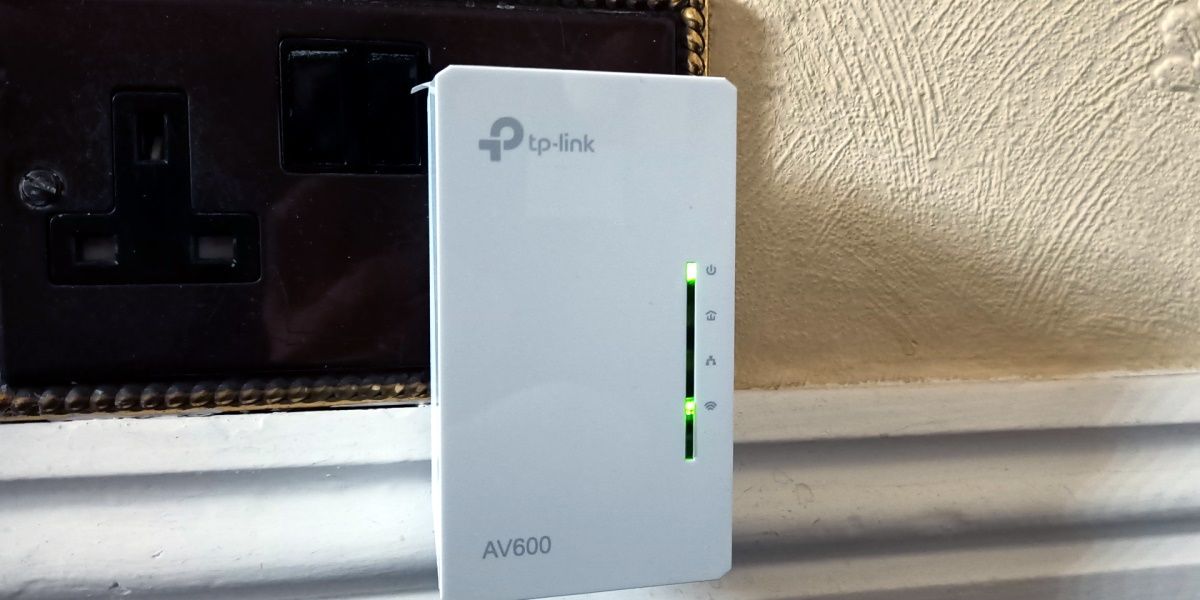 Беспроводной адаптер Powerline рядом с ноутбуком