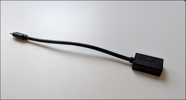 USB-OTG кабель на столе рядом с флешкой