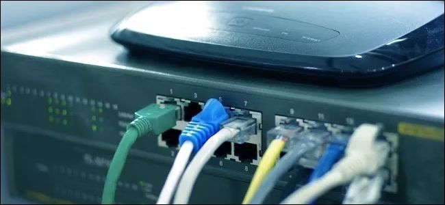 Крупный план домашнего Wi‑Fi роутера на полке