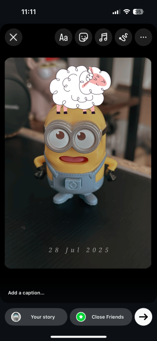 Добавление скачанного стикера в сторис на iPhone