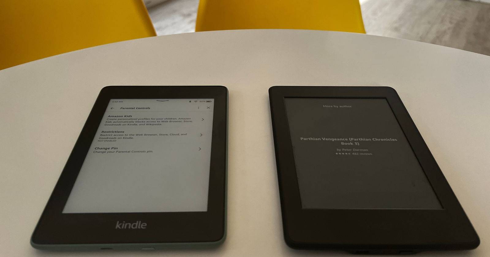 Две модели Kindle Paperwhite на столе