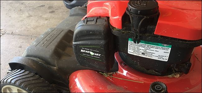 Доступ к корпусу воздушного фильтра на двигателе газонокосилки