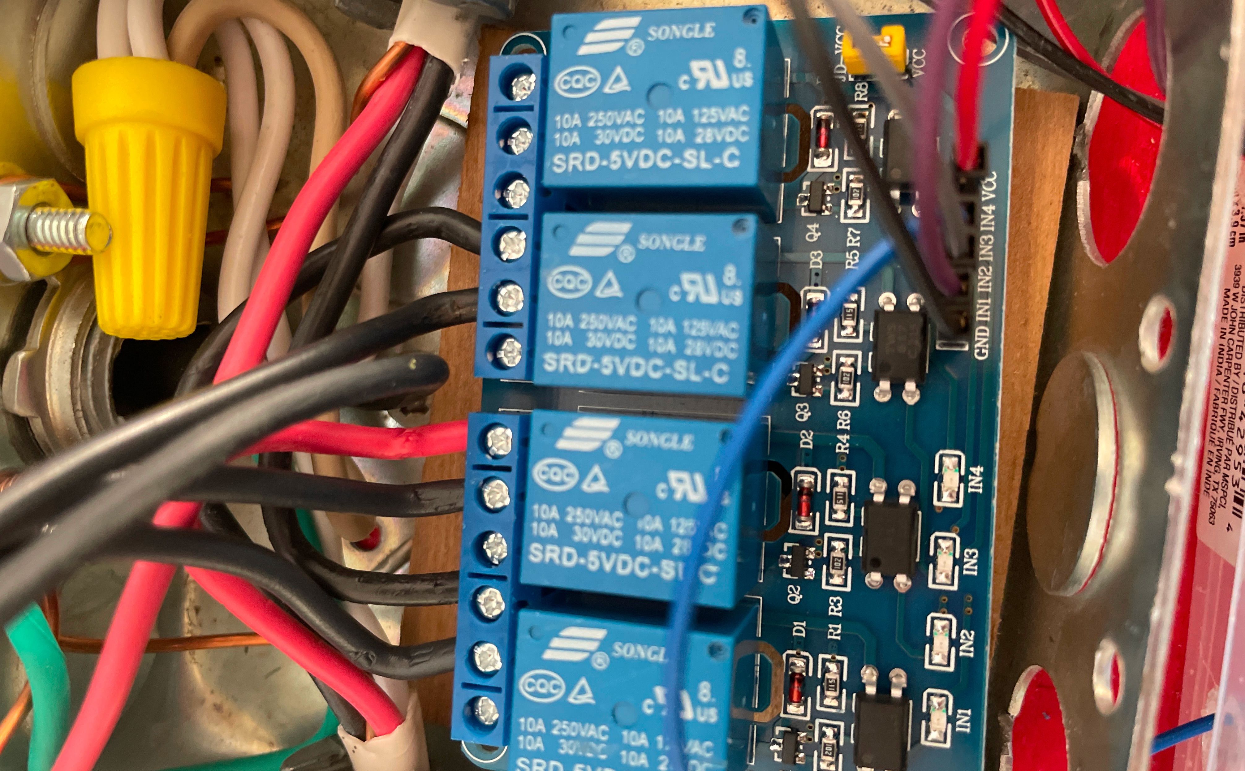 Крупный план модуля реле и подключённых проводов