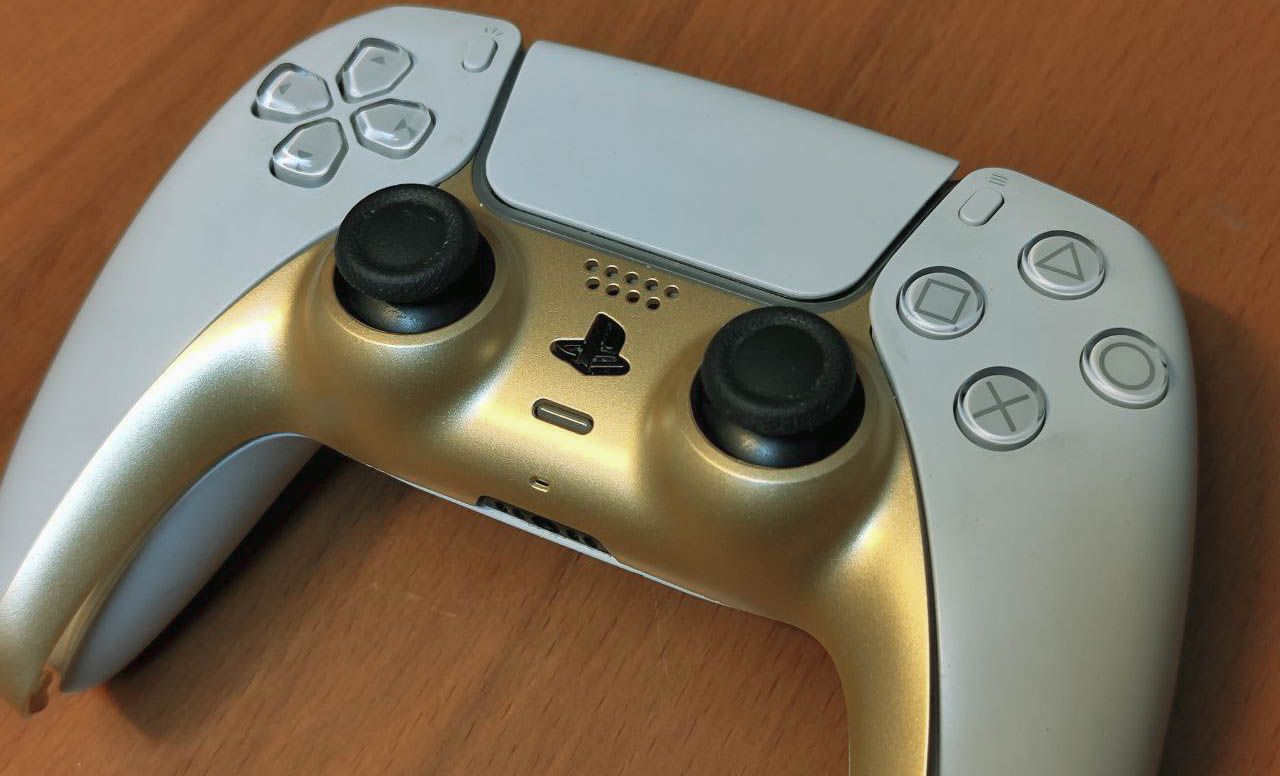 Установка лицевой панели: совмещение краёв вокруг тачпада.