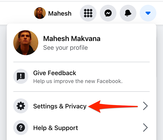 Выберите «Настройки и конфиденциальность» в меню стрелки вниз на сайте Facebook.