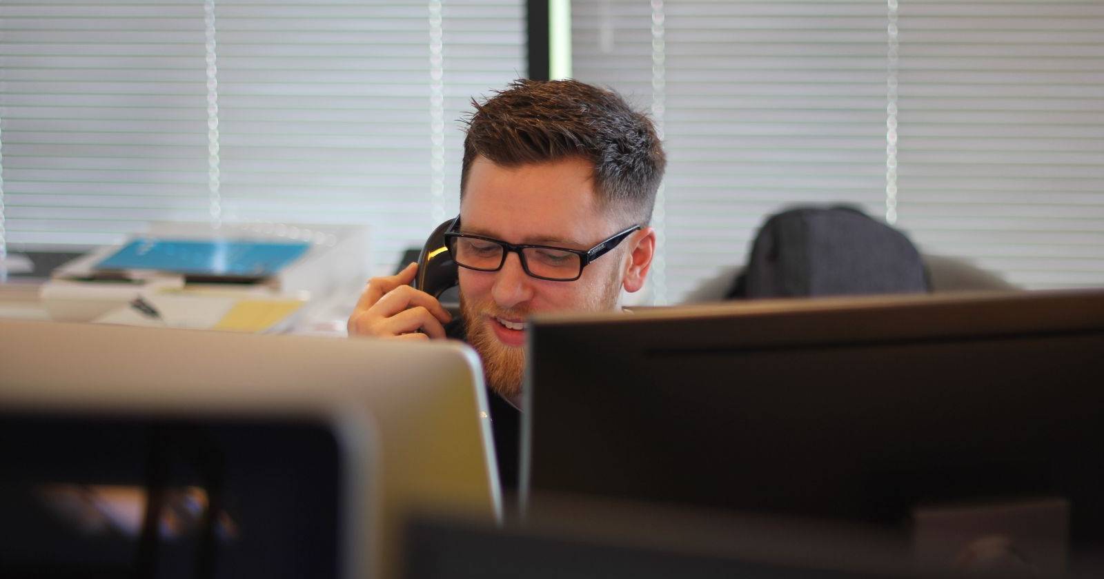 пользователь общается по традиционному проводному телефону