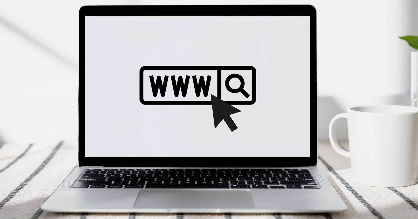 Ноутбук с курсором мыши над иконкой URL на экране ноутбука