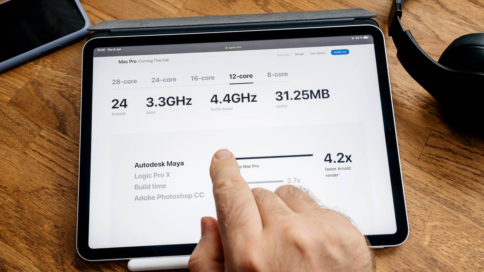 мужчина выбирает между количеством ядер и тактовой частотой процессора