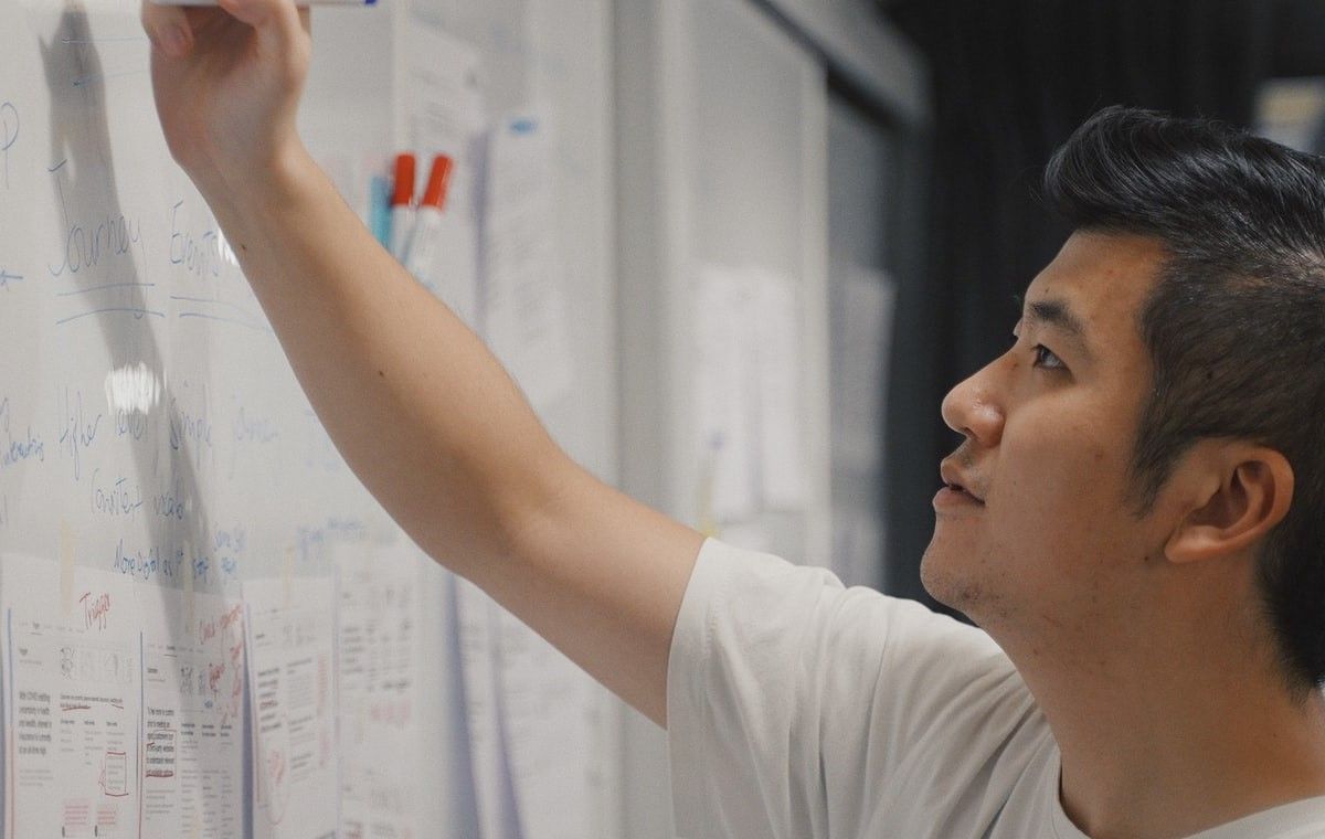 Команда на видеовстрече с ноутбуками