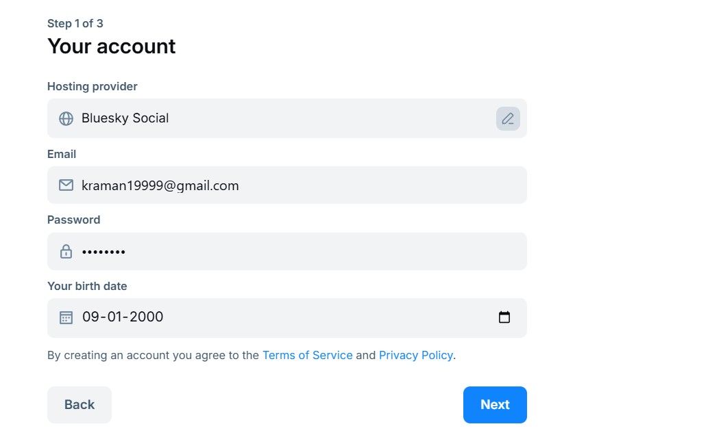 Форма регистрации: ввод email, пароля и даты рождения.