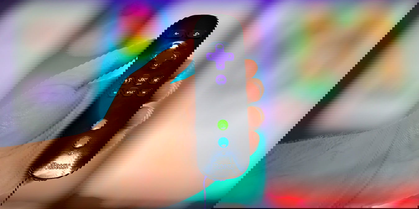 Человек включает телевизор Roku после устранения неполадков