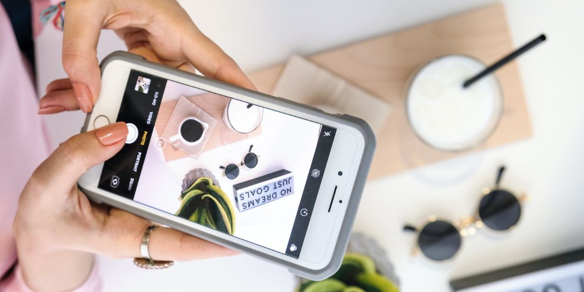 человек фотографирует молоко и кофе на iphone