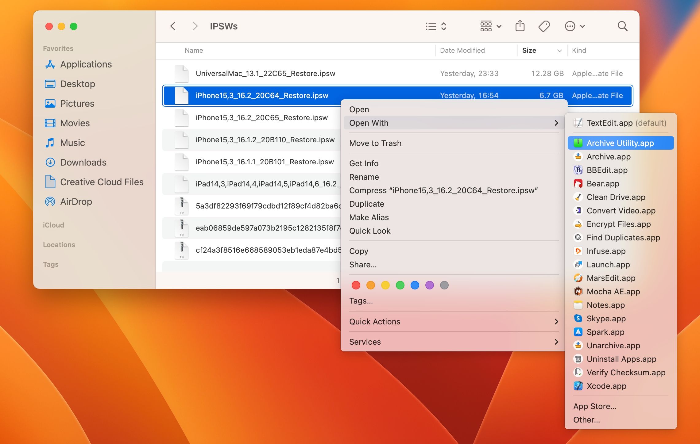 Окно macOS Finder с выделенным IPSW и меню Открыть с помощью