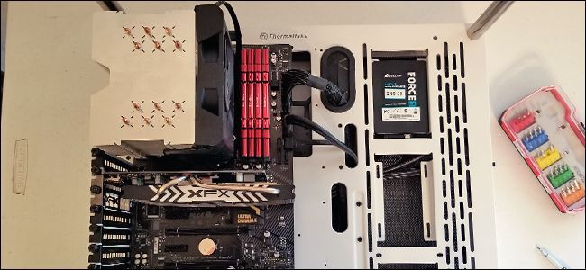 Фотография свободного слота PCIe и заглушек на задней панели