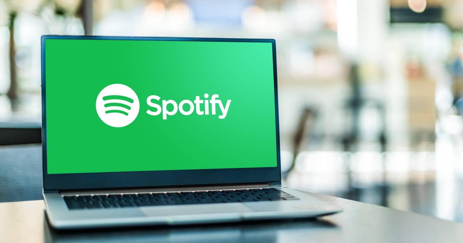 Логотип Spotify на ноутбуке и веб‑плеер