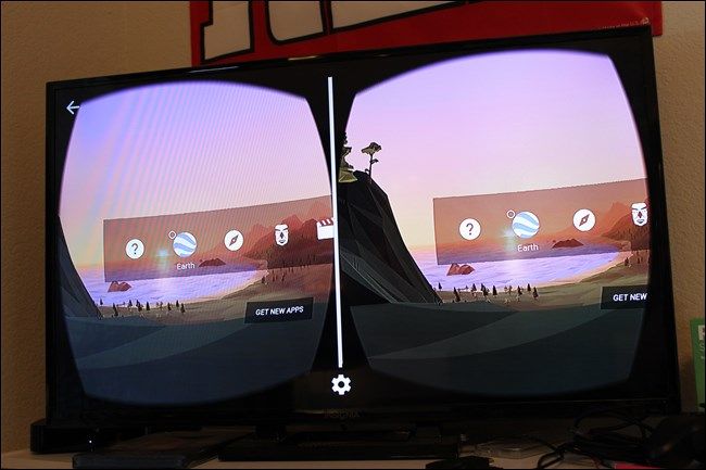 Фото: человек показывает VR на экране телевизора