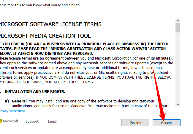 Нажмите «Accept» в окне соглашения лицензионного соглашения Media Creation Tool