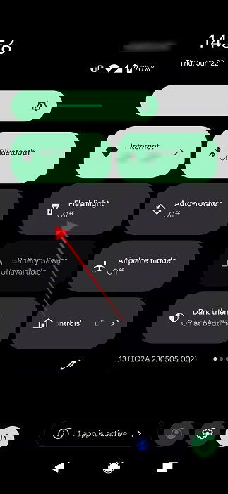 Нажатие на плитку «Фонарик» в панели быстрых настроек Android