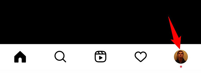 Нажмите на иконку профиля в правом нижнем углу приложения Instagram.