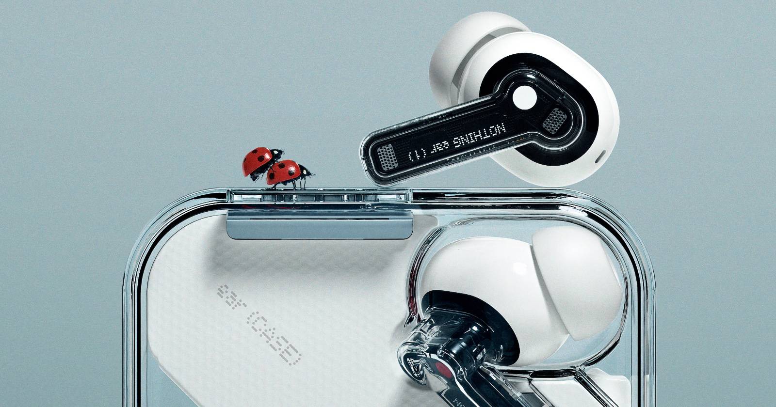 Наушники Nothing Ear (1) в зарядном кейсе на светлом фоне