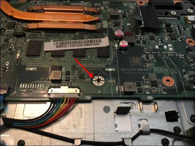 Возвращение винта защиты прошивки на место