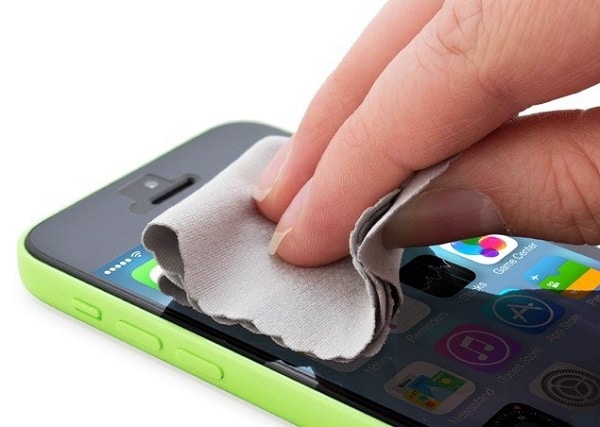 Чистка корпуса и экрана смартфона мягкой тканью