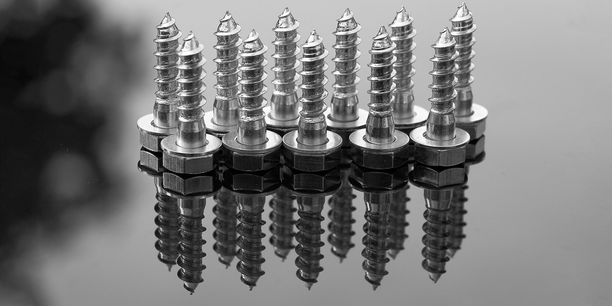 Винты отражаются на столе, создавая симметричный узор
