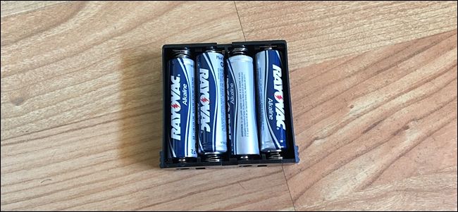 Установка четырёх батареек AA в блок