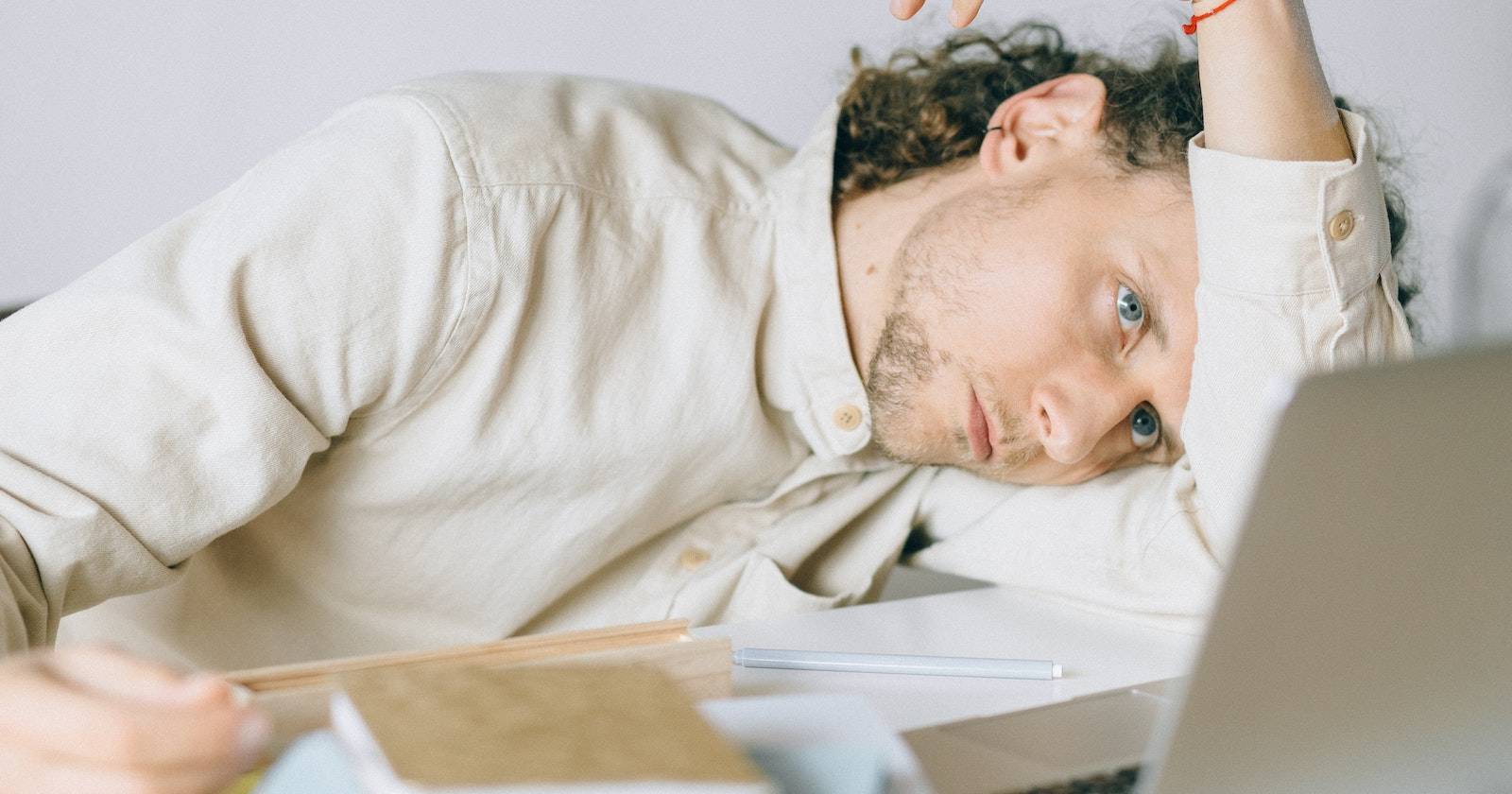 Мужчина, выгоревший перед экраном