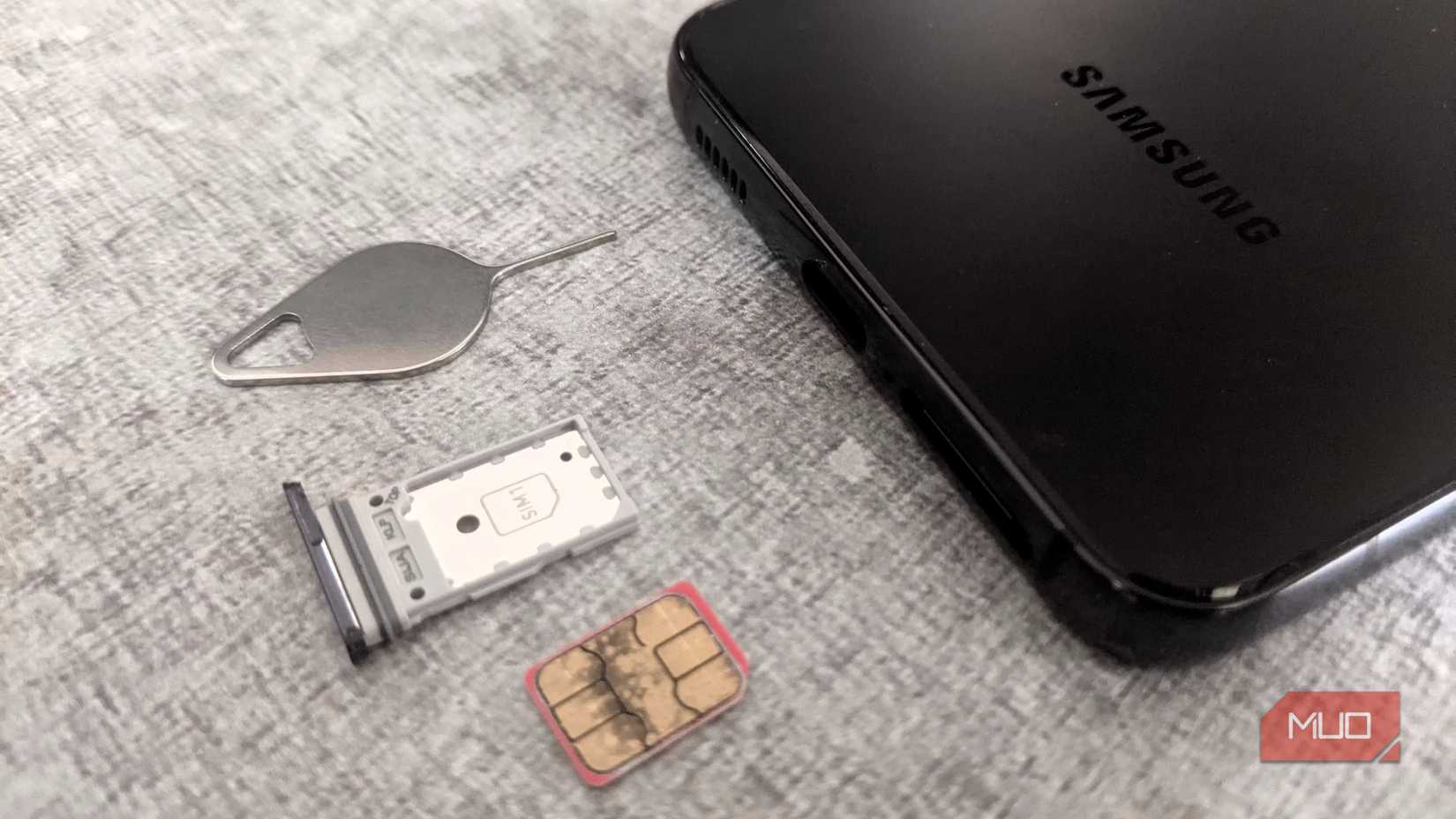 Слот SIM, лоток и инструмент извлечения