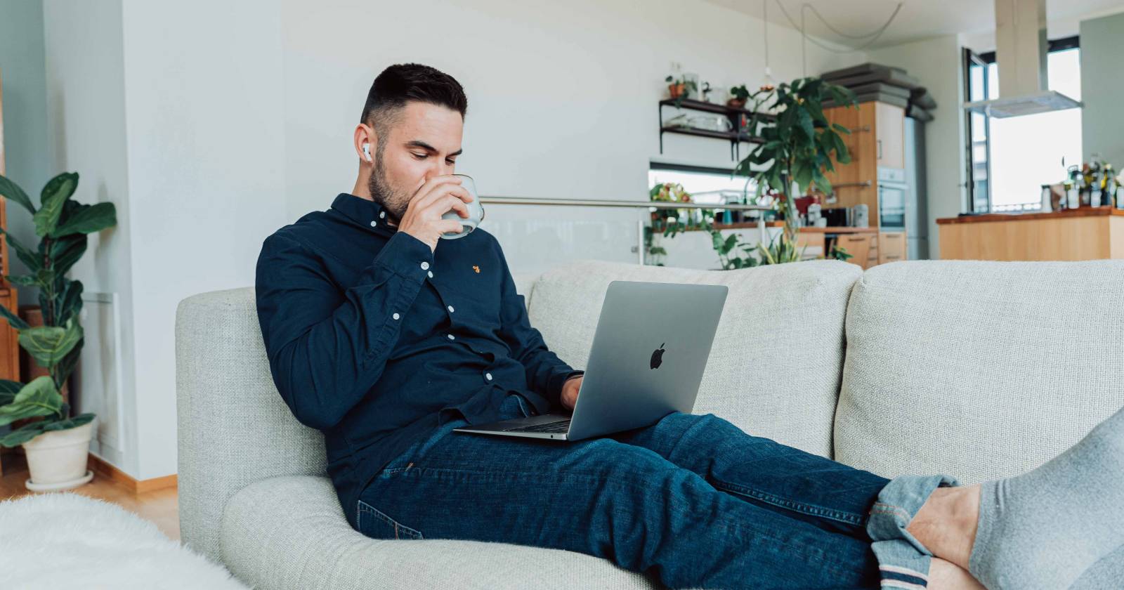 человек на диване с ноутбуком