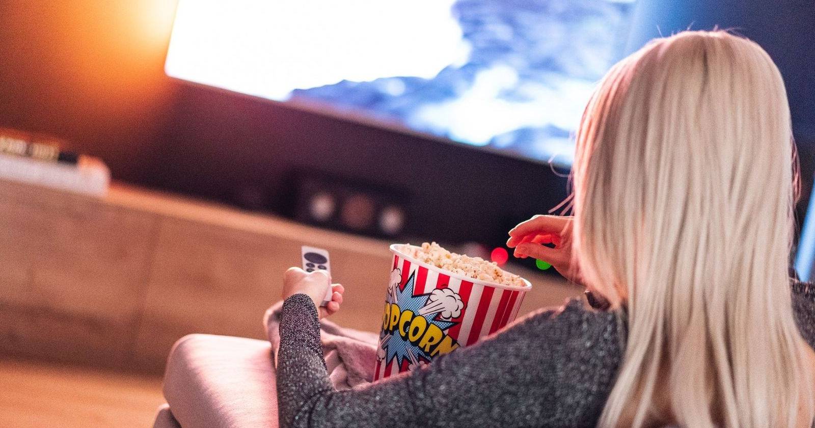 женщина смотрит телевизор