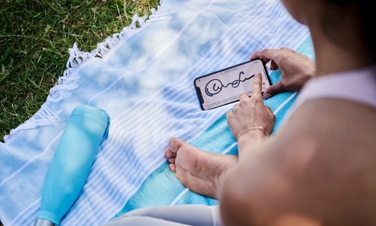 Подпись документа на телефоне