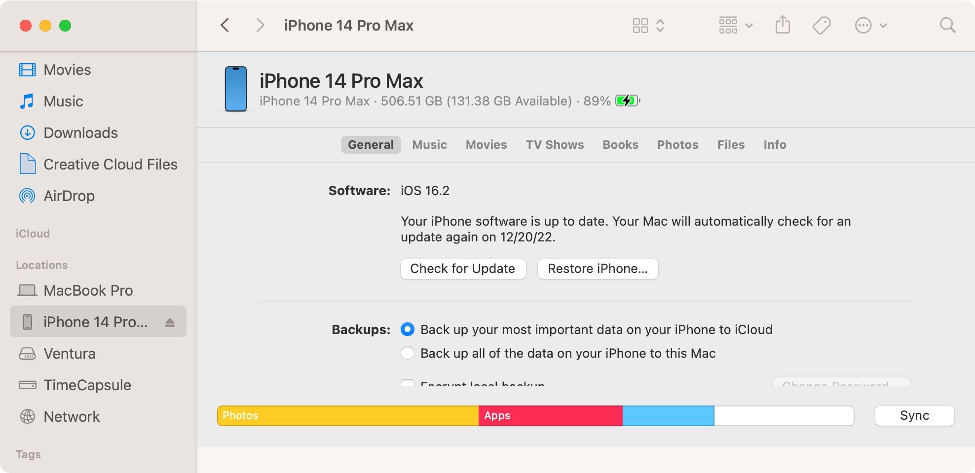 Окно macOS Finder с управляющими элементами синхронизации подключённого iPhone