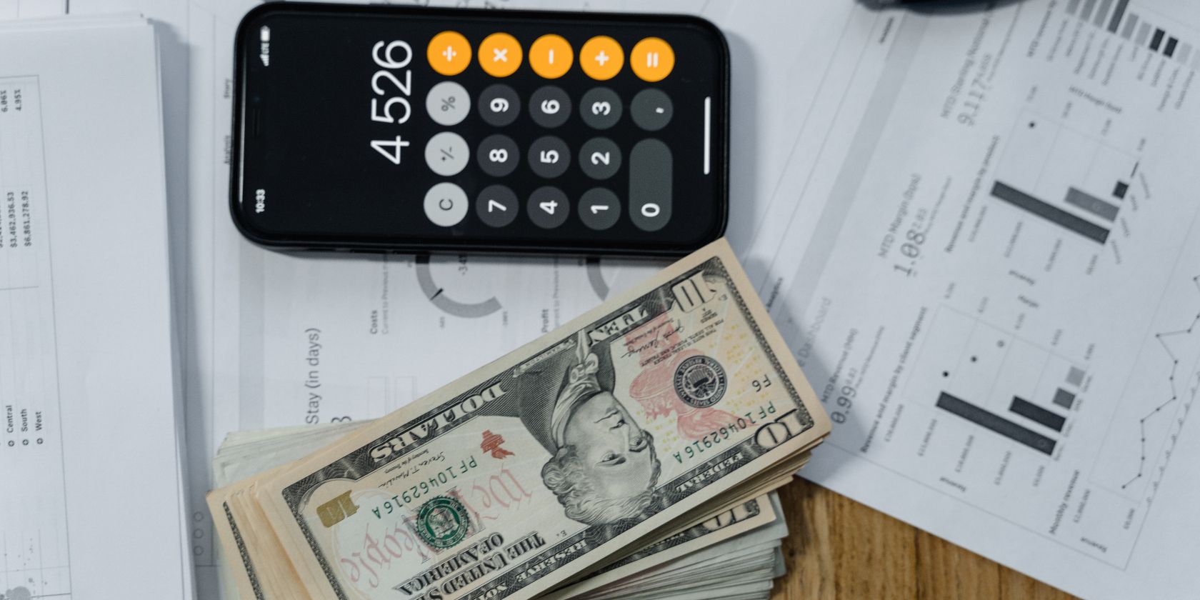 Деньги и калькулятор на листе бумаги
