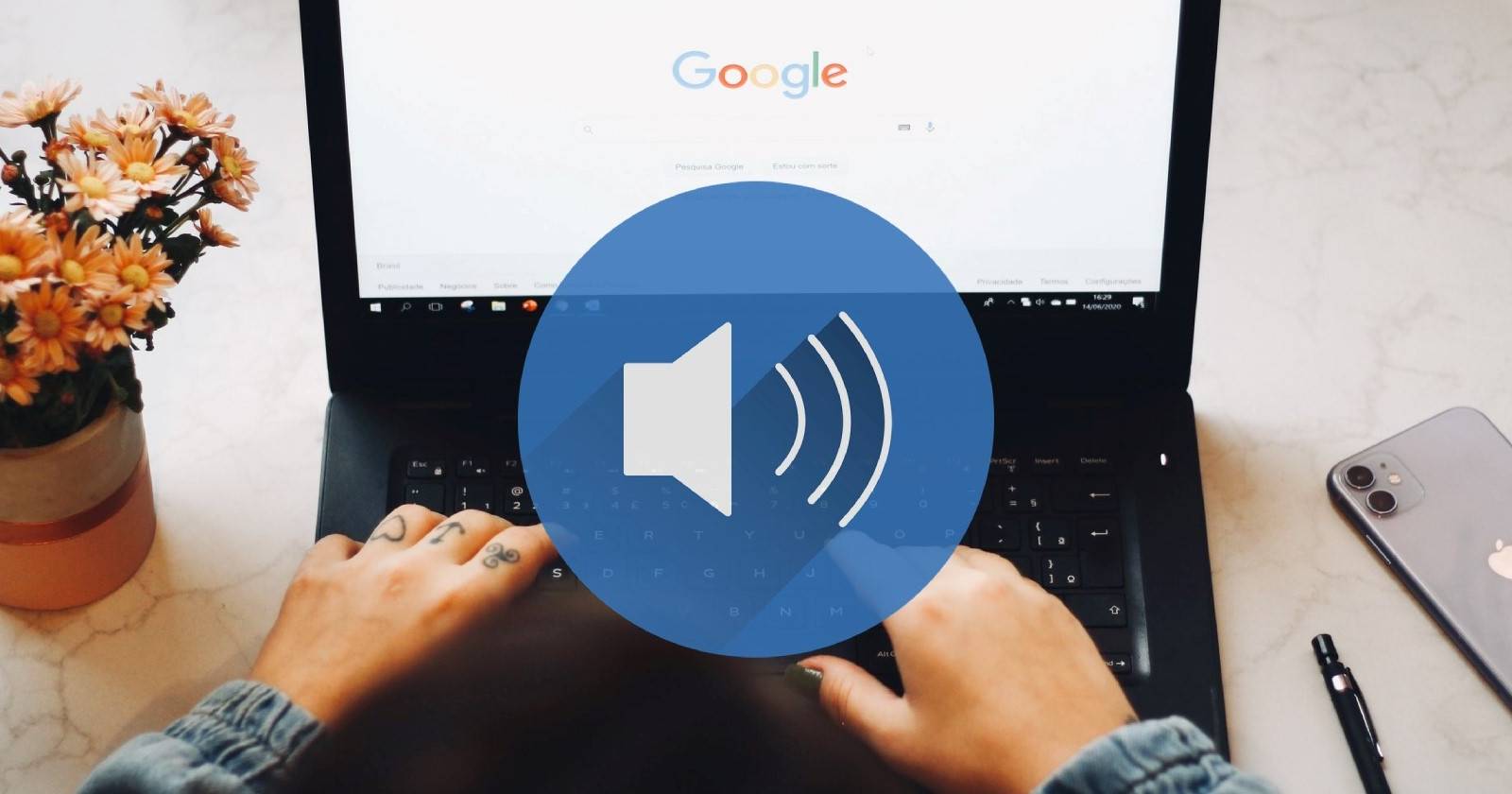 Google Chrome на ноутбуке с иконкой динамика