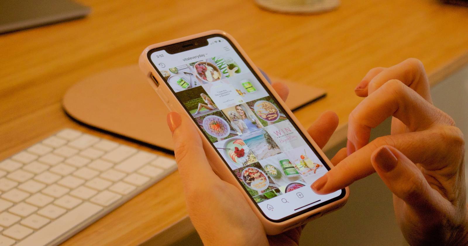 Человек использует Instagram на смартфоне