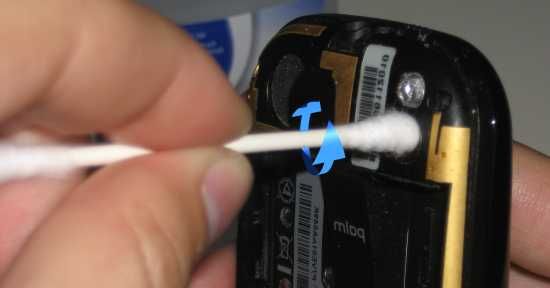 Очистка объектива камеры и вспышки ватной палочкой