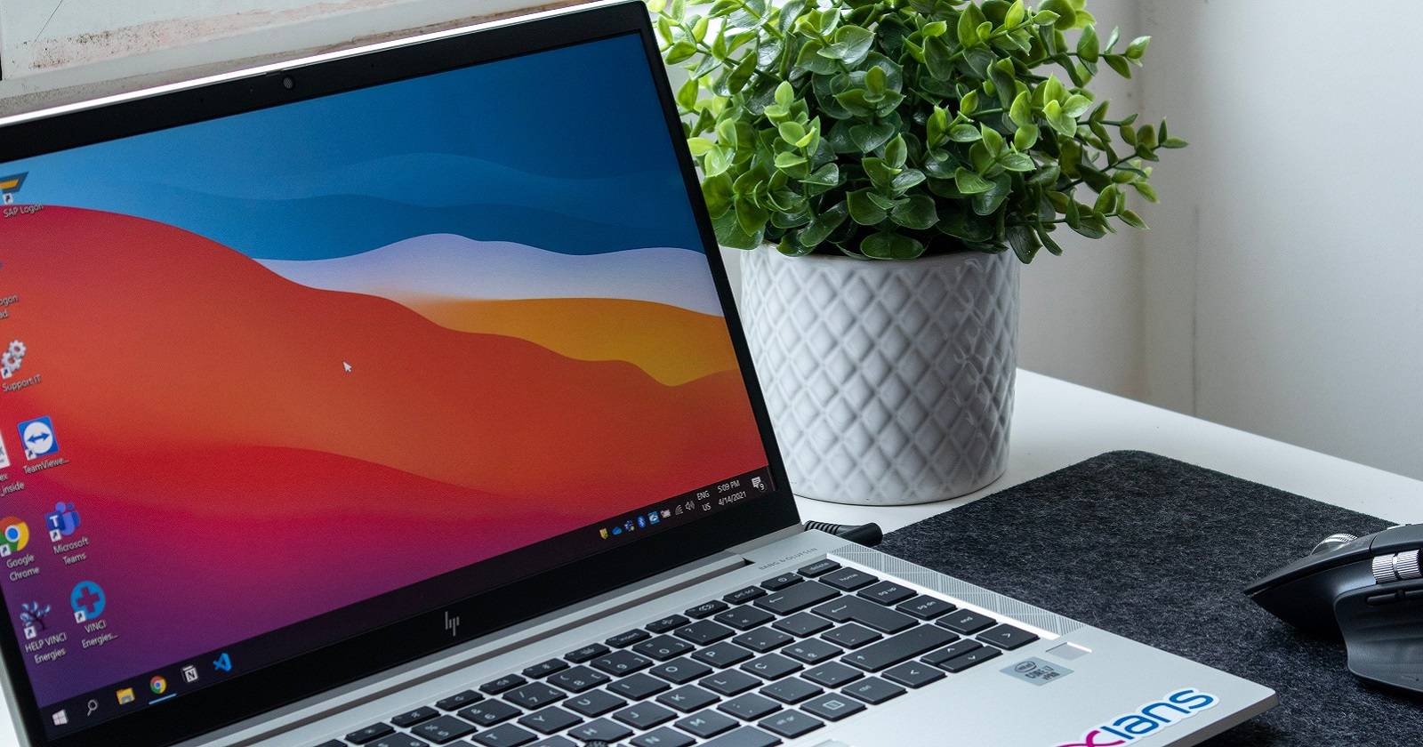 Ноутбук с Windows 10 на рабочем столе