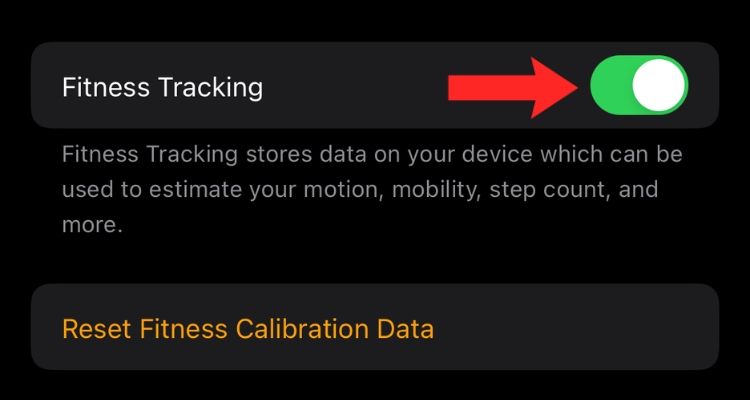 Приложение Watch на iPhone с выделенным переключателем фитнес‑отслеживания