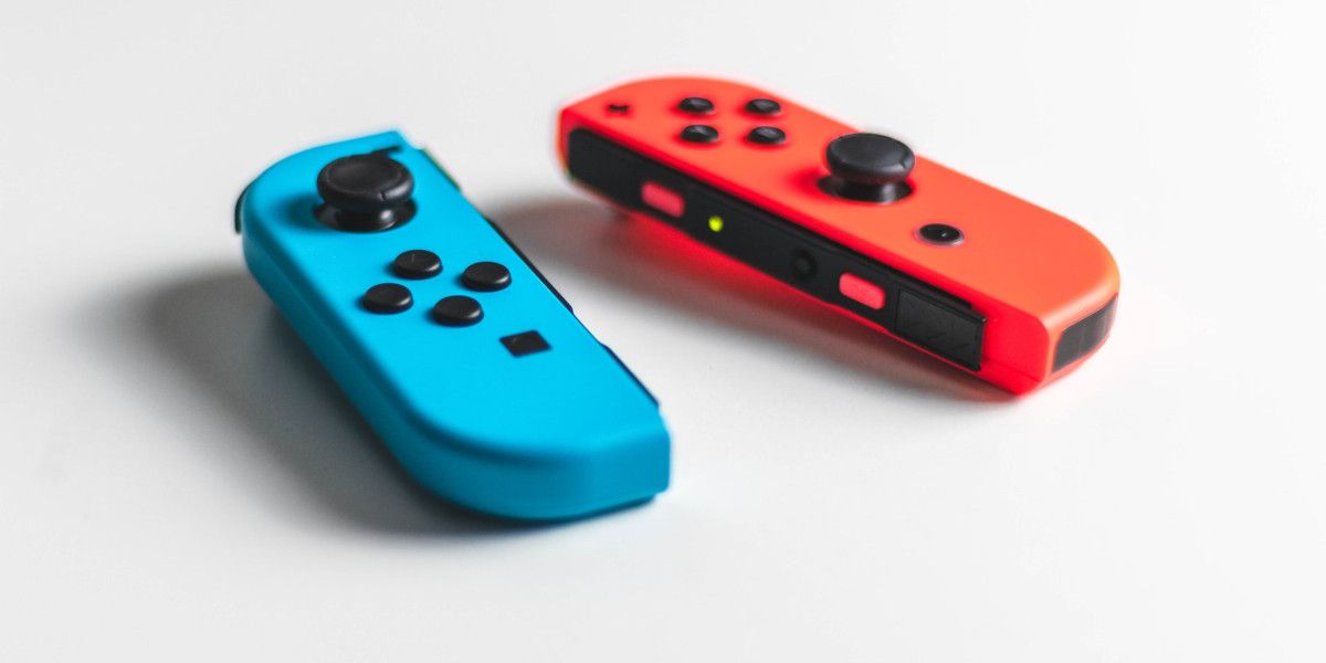 Красные и синие контроллеры Joy-Con на белом фоне