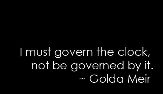 Часы и рабочее место как символ продуктивности