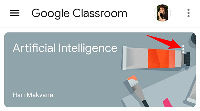 Три точки в правом верхнем углу карточки класса в мобильном приложении Google Classroom